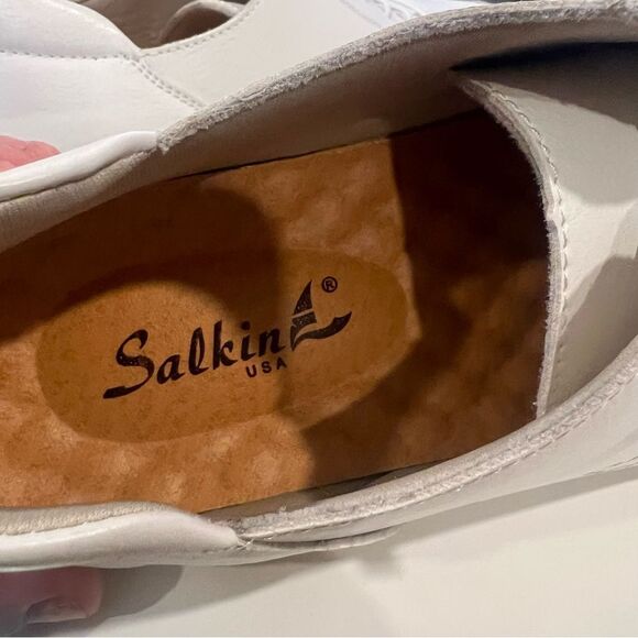 Salkind HANDCRAFTED DESIGN: Featuring meticulous hand-stitched details along - Picture 8 of 11